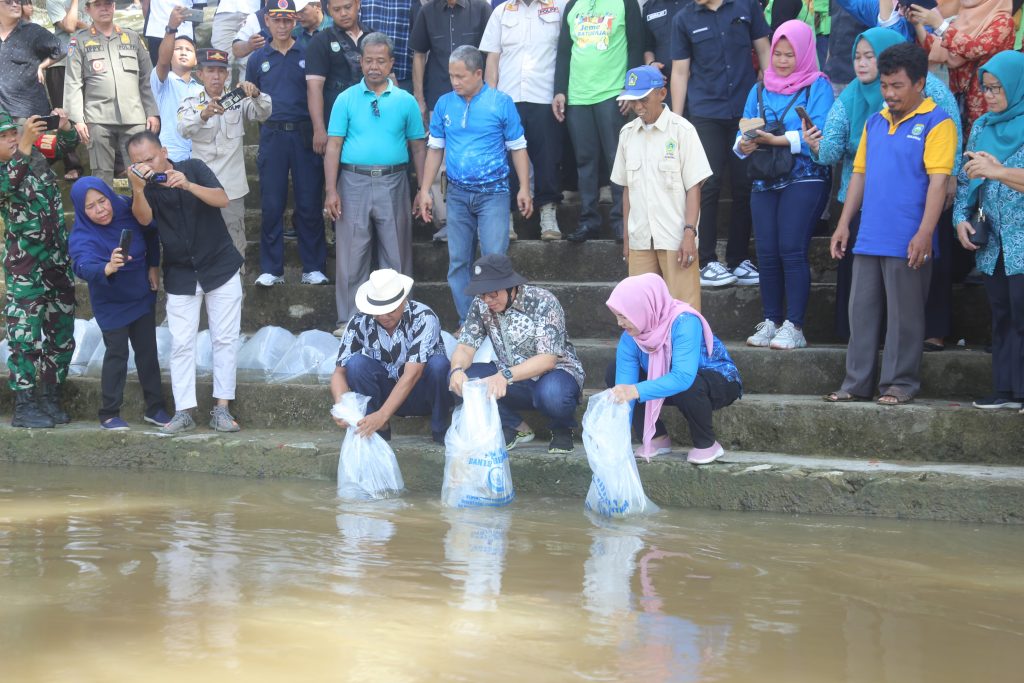 Teddy Lepaskan Ratusan Ribu Bibit Ikan di Sungai Ogan