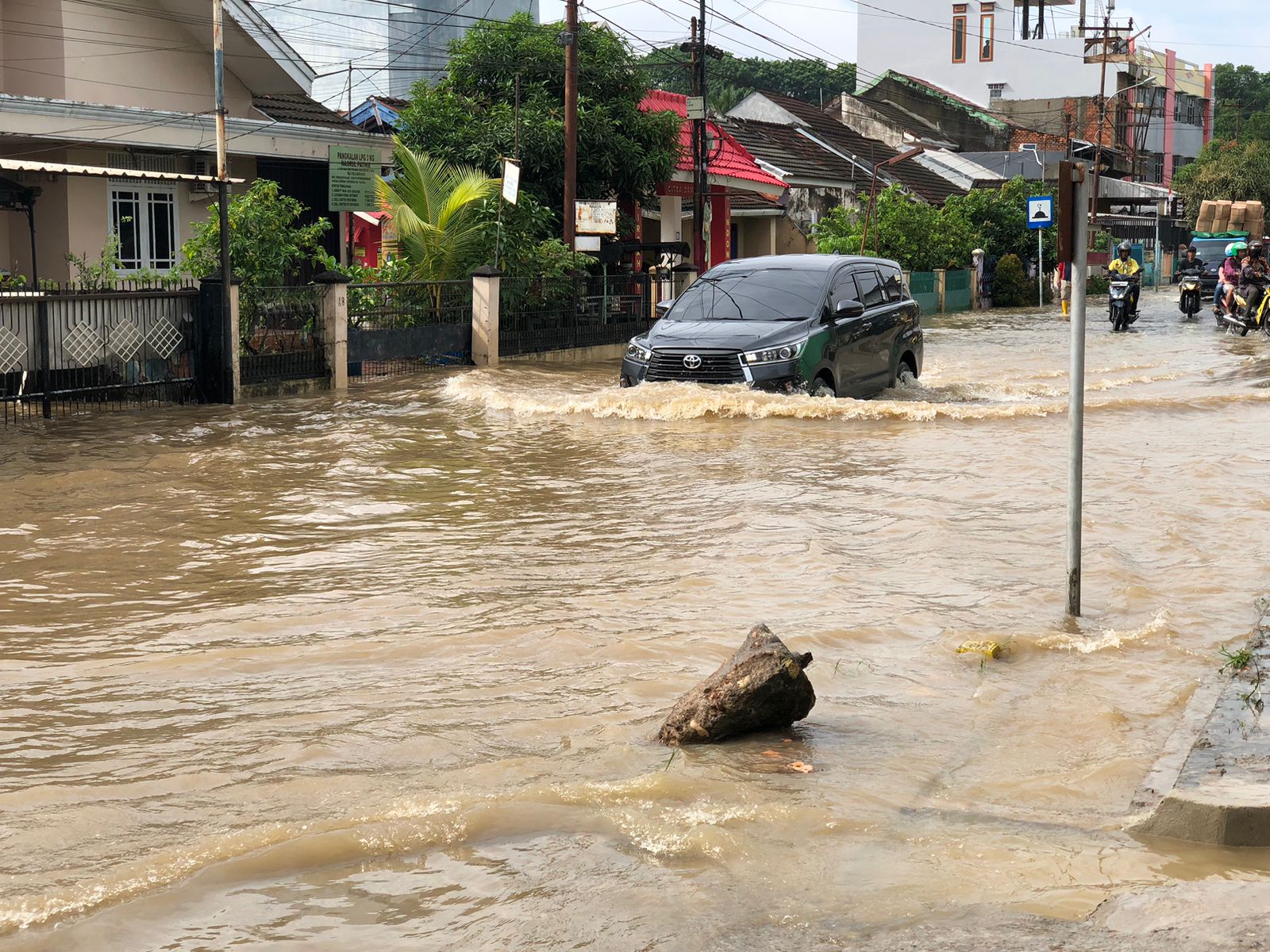 Pasca Hujan Deras Semalam, Banjir Belum Juga Surut!