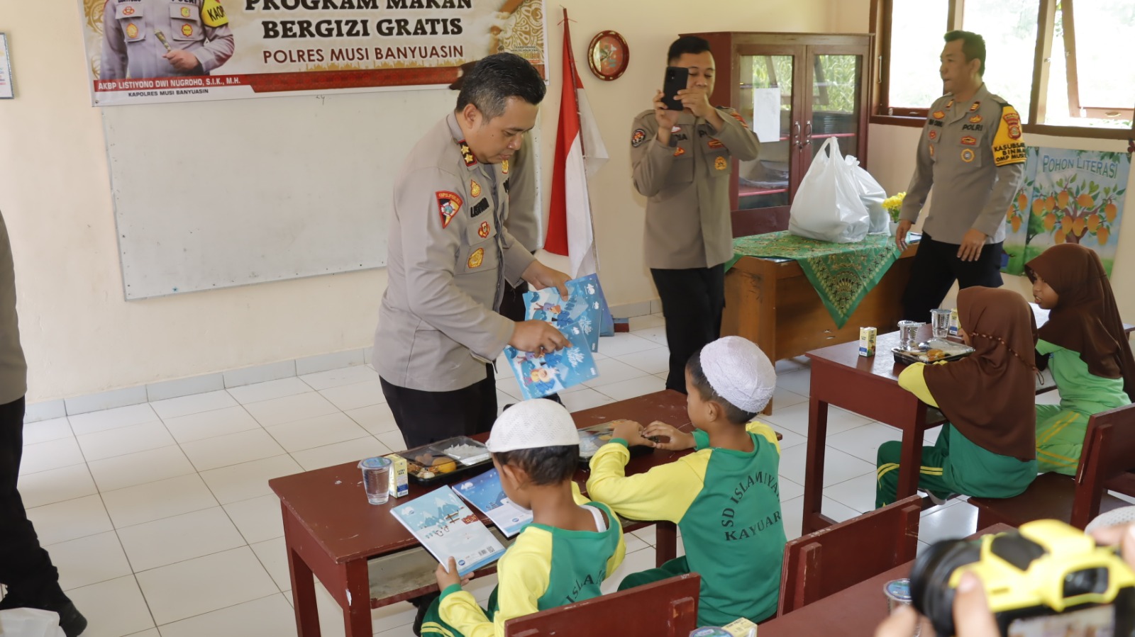 Dukung Program Presiden, Kapolres Muba Berikan Makan Siang Bergizi