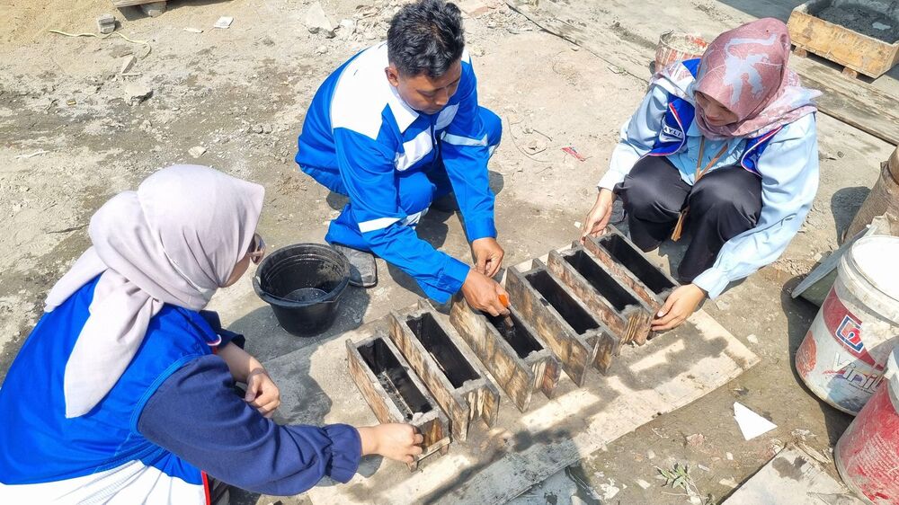  Inovasi U-Green Plast dari Pertamina: Mengubah Sampah Menjadi Paving Blok dan Pakan Maggot di Palembang