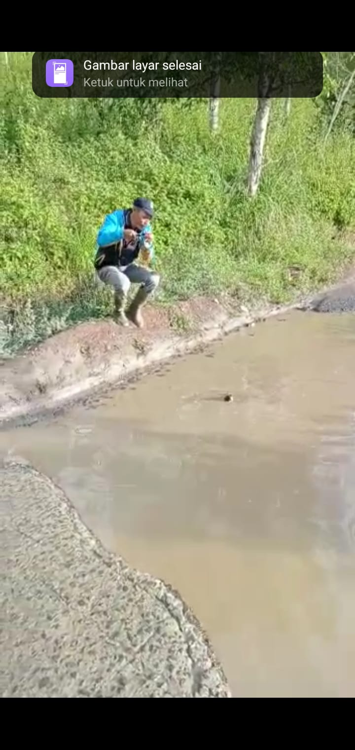 Kecewa! Warga Mancing Ikan di Kubangan Jalan Rusak