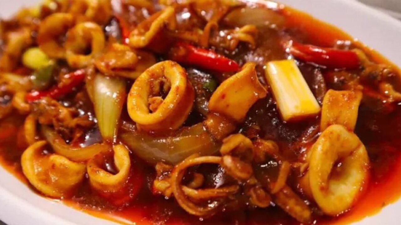 Cumi Saus Tiram, Perpaduan Gurih Laut dan Manisnya Saus Oriental yang Menggoda Selera
