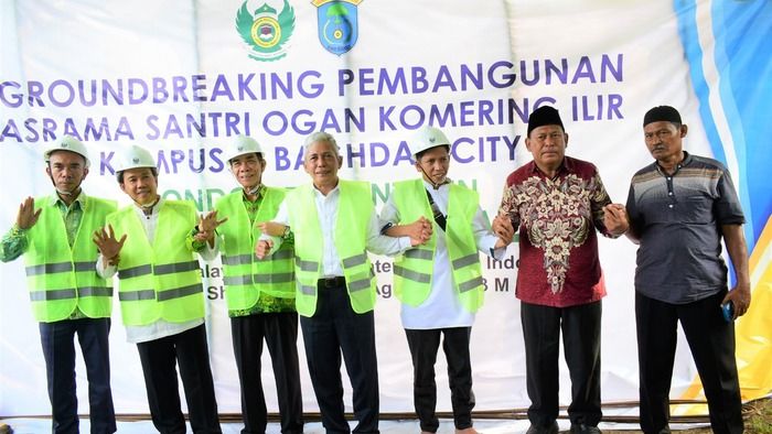 Kiyai Mudrik Gelari H Iskandar Bupati Santri