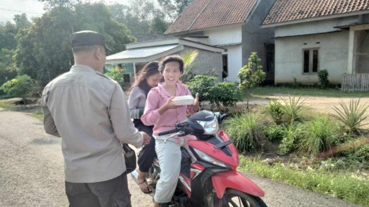 Jumat Berkah, Polsek Rambang Bagikan Nasi Kotak