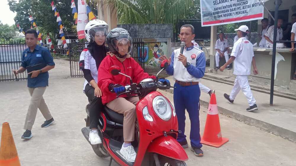 Astra Motor Sumsel Menggebrak SMK Negeri 1 Penukal PALI dengan Edukasi Safety Riding Goes To School