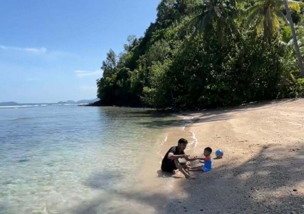 Pantai Padang: Keindahan Alam di Glamping Teluk Sirih