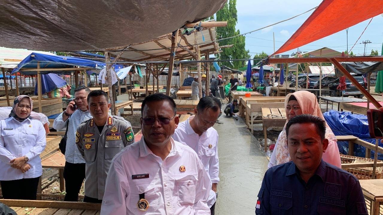 Aksi Nyata! Tanggapi Keluhan Pedagang, H Arlan dan Deni Victoria Gotong Royong Cor Jalan Pasar Subuh Prabumuli