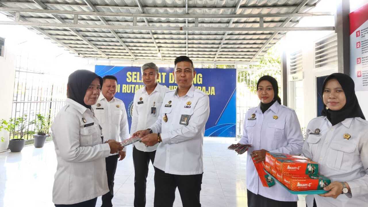 Dukung Kesehatan Pegawai, Rutan Baturaja Laksanakan Pembagian Vitamin