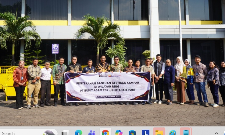 Dukung Kebersihan Lingkungan, PTBA Serahkan 9 Unit Gerobak Sampah untuk Warga Ring 1 Kertapati