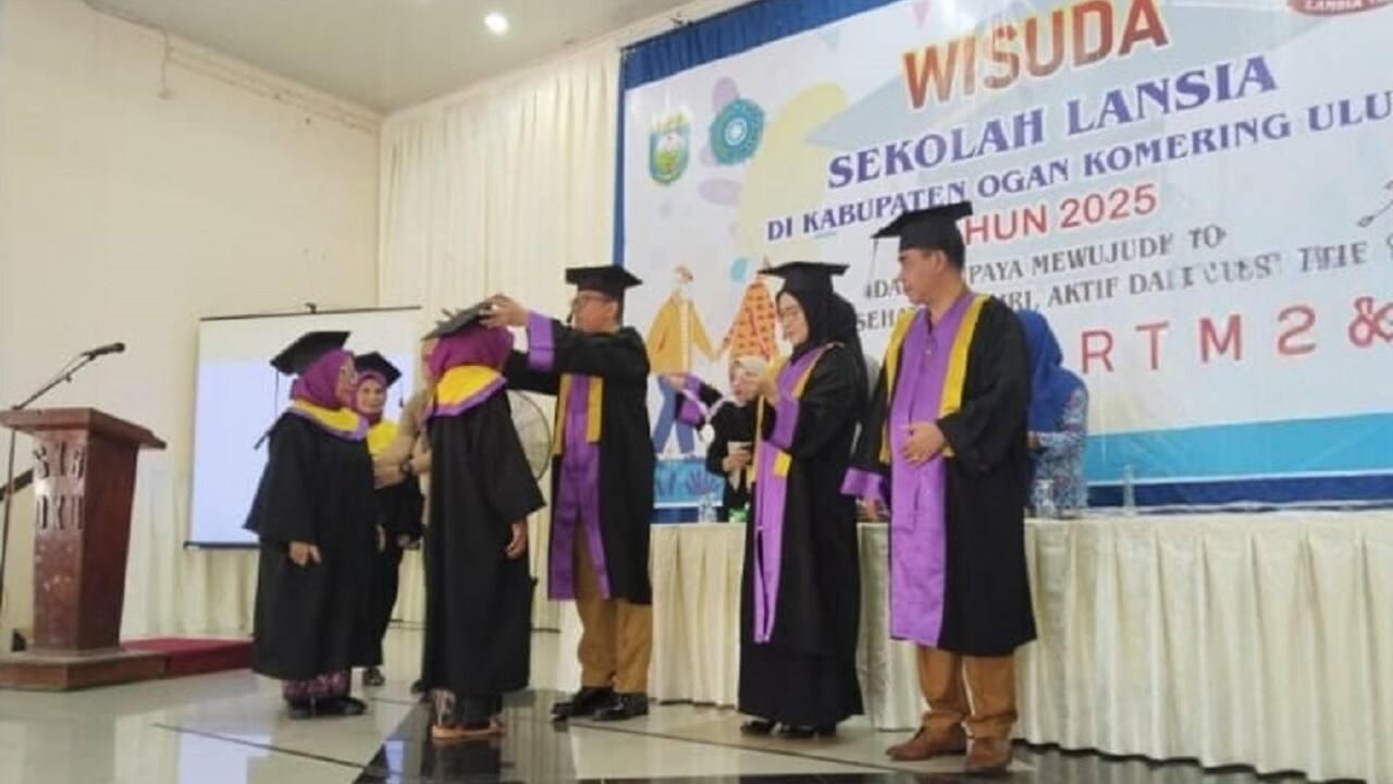 Lansia di OKU Lulus Program Sekolah Lansia