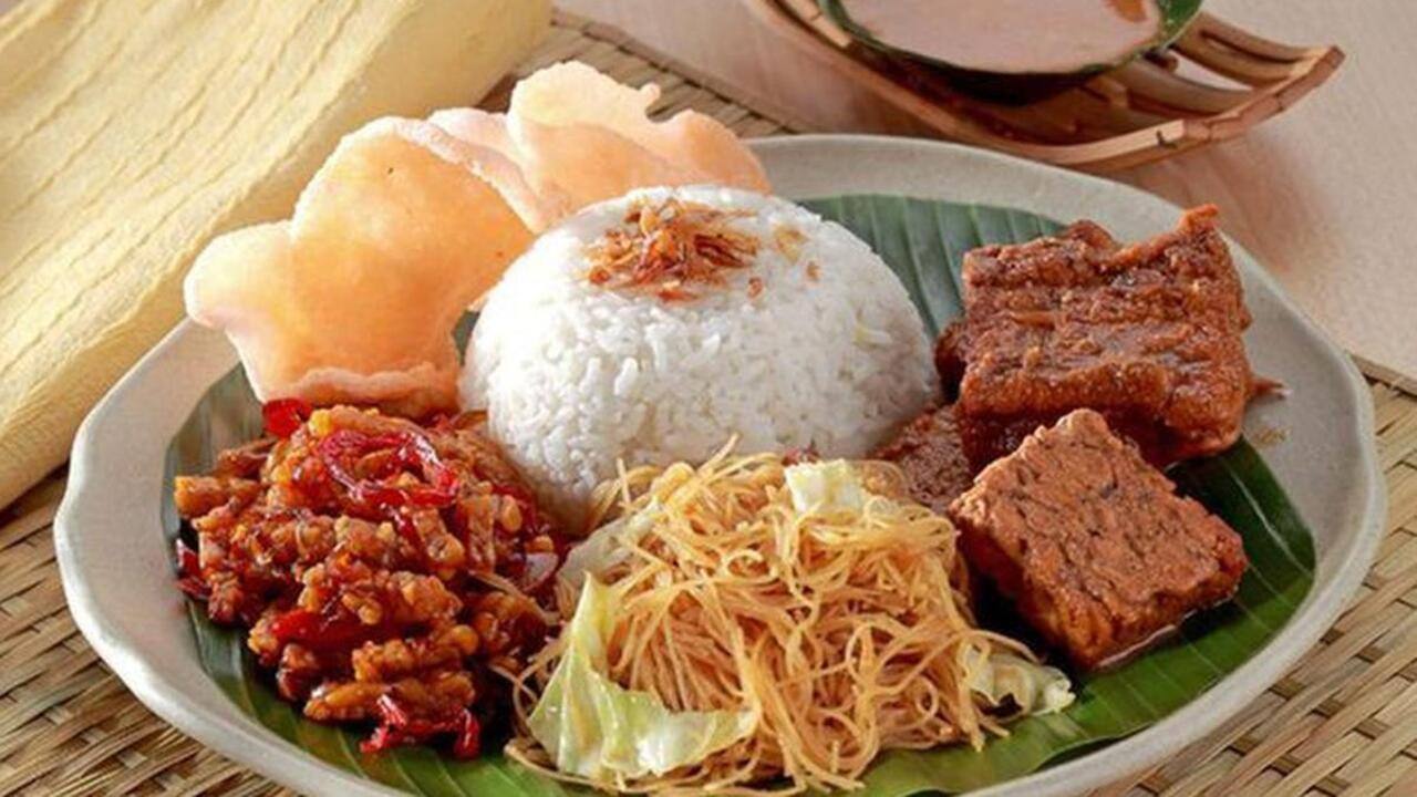 Nasi Uduk : Warisan Kuliner Nusantara yang Tetap Digemari di Tengah Arus Modernisasi