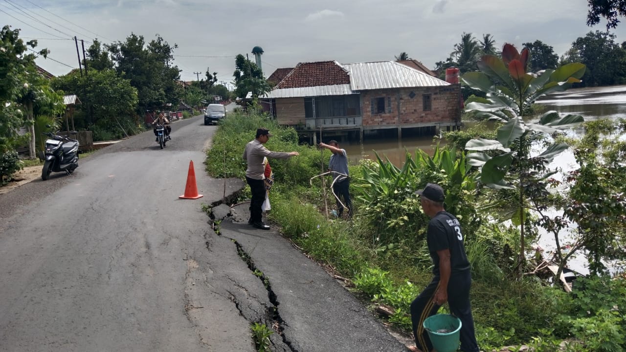 Longsor di Jalan Penghubung Desa Tanjung Bulan - Tambang Rambang, Polisi Lakukan Hal Ini