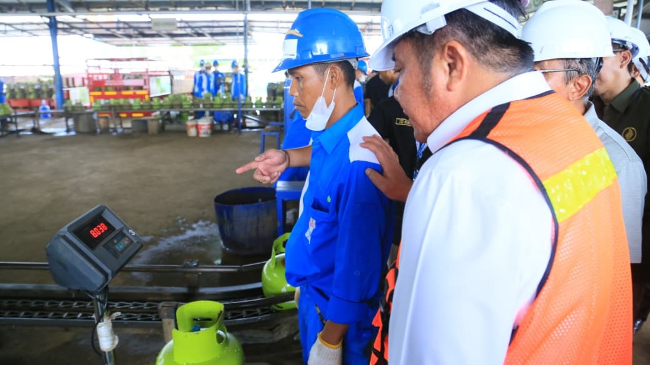 Pastikan LPG Aman dan Tepat Sasaran, Gubernur Herman Deru Tinjau SPPBE di Ogan Ilir.