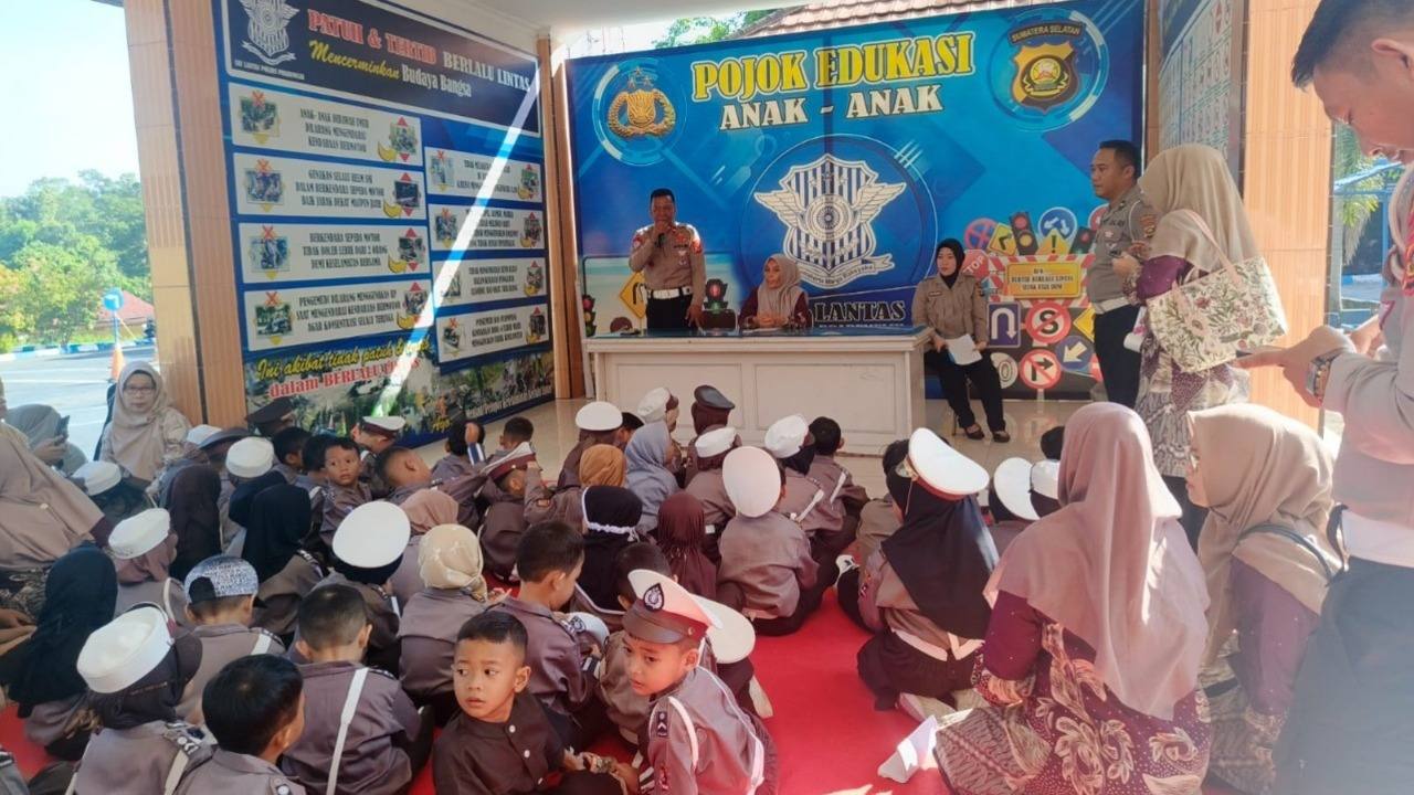 Satlantas Polres Prabumulih Tanamkan Budaya Tertib Berlalu Lintas Sejak Dini Lewat Polsanak