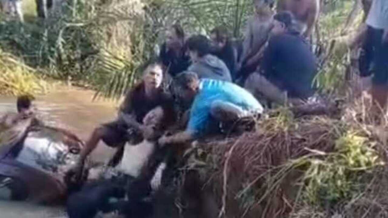 Mobil Travel Terjun Bebas ke Sungai Jernih di Jalan Lintas PALI–Mura, Dua Orang Tewas