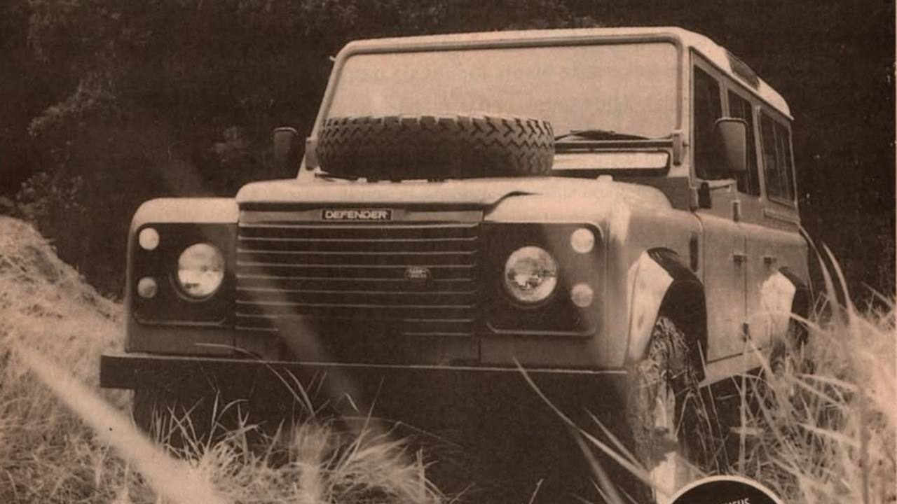 Land Rover Defender 1994: Ikon Ketangguhan Inggris yang Menyatu dengan Alam Indonesia.