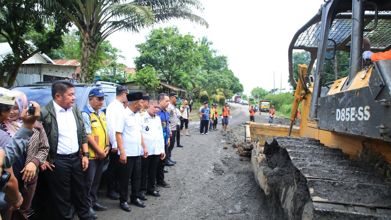 Hari Libur, Gubernur Herman Deru Pastikan Perbaikan Jalan Sekayu–Lubuk Linggau Segera Dimulai