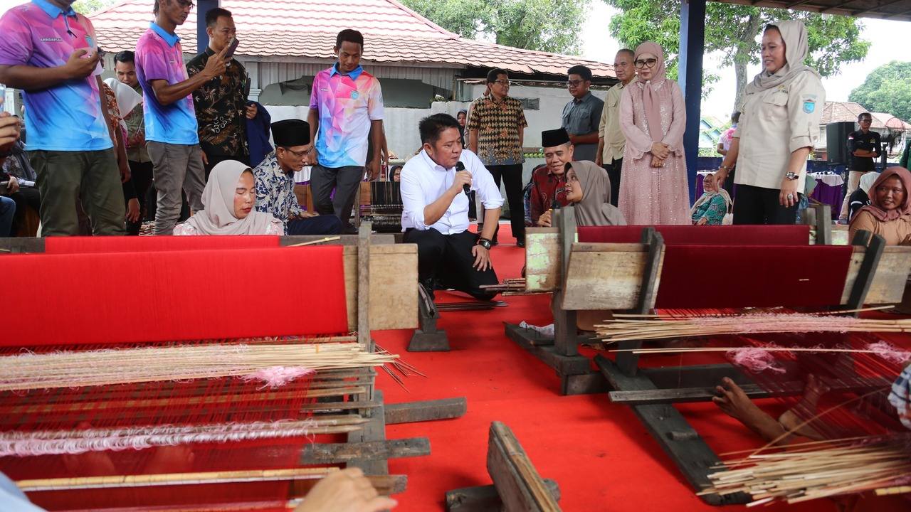 Peduli Keselamatan Kerja, Gubernur Herman Deru : Pemerintah Akan Biayai BPJS Pengrajin Besi