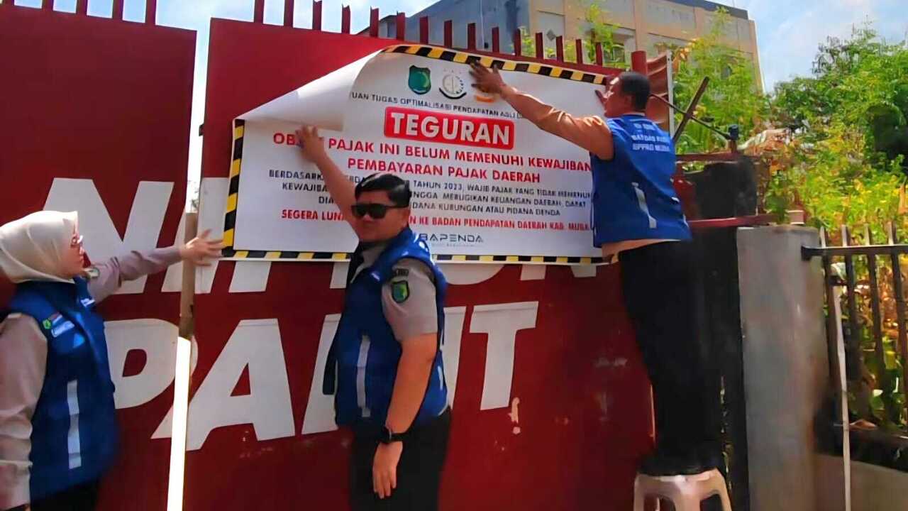 Reklame Tak Bayar Pajak, Bapenda Muba Tempel Stiker Teguran