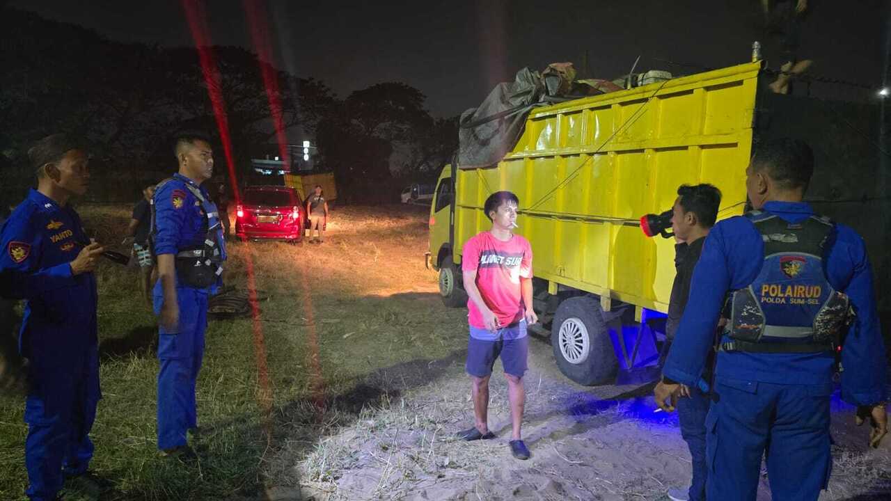 Polda Sumsel Gagalkan Penyelundupan 21 Ton Solar Ilegal di Perairan Gandus, Lima Pelaku Diamankan