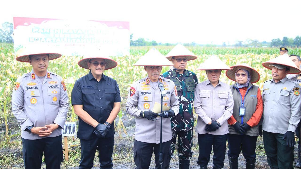 Sekda Sumsel Edward Candra dan Kapolda Sumsel Hadiri Panen Raya Jagung Serentak