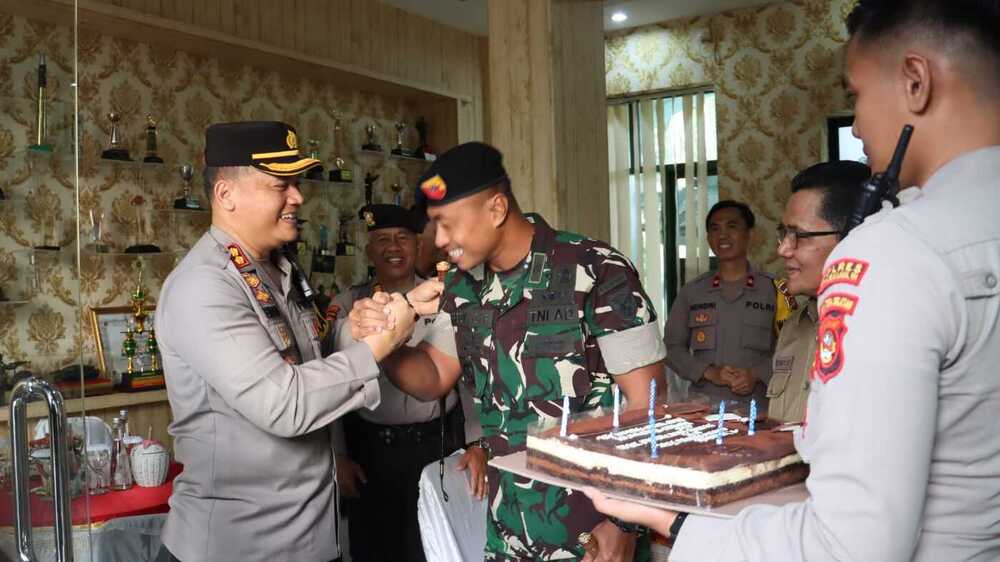 Datangi Markas Yonkav 5/DPC, Kapolres Prabumulih Beri Kado Istimewa