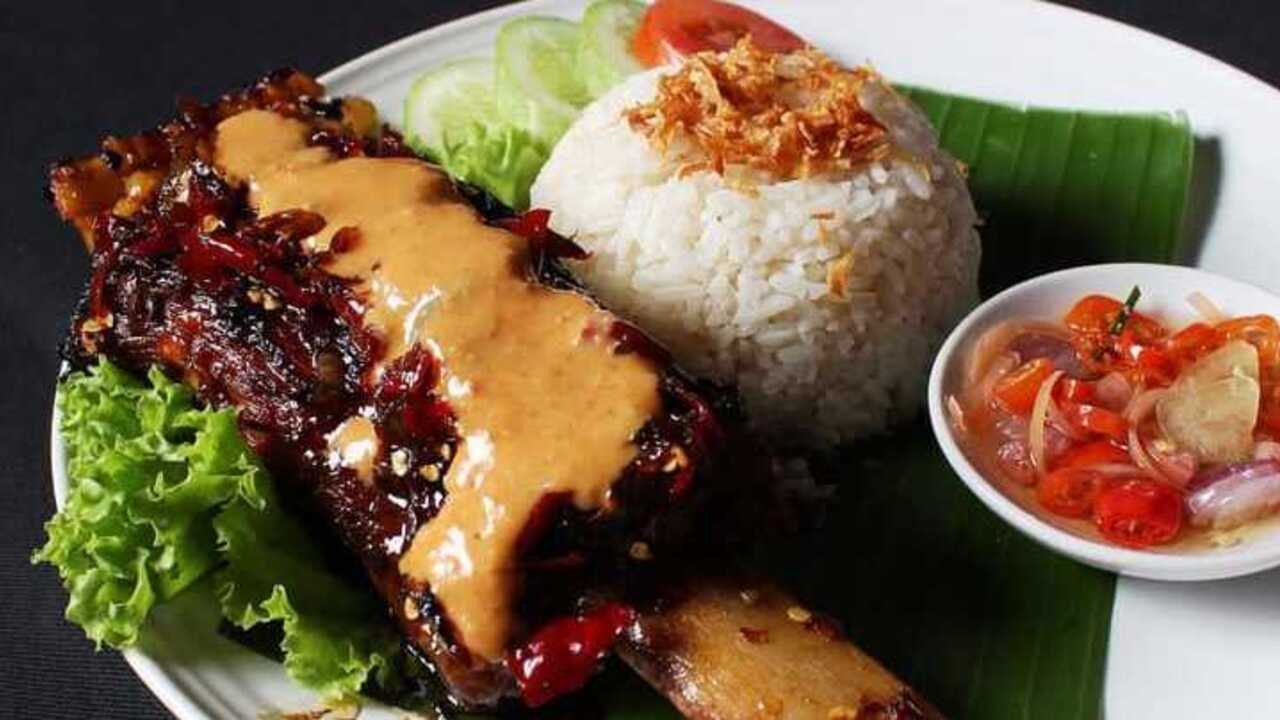 Iga Bakar Nasi Uduk : Perpaduan Sempurna Kuliner Nusantara yang Menggugah Selera