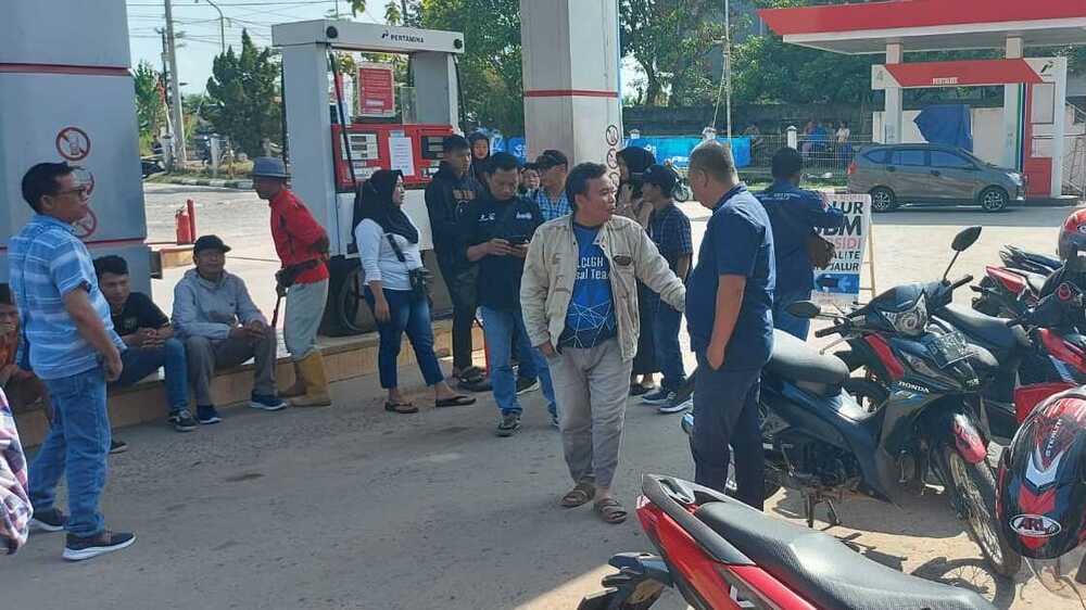 Motor Mendadak Mogok, Puluhan Warga Datangi SPBU Patih Galung