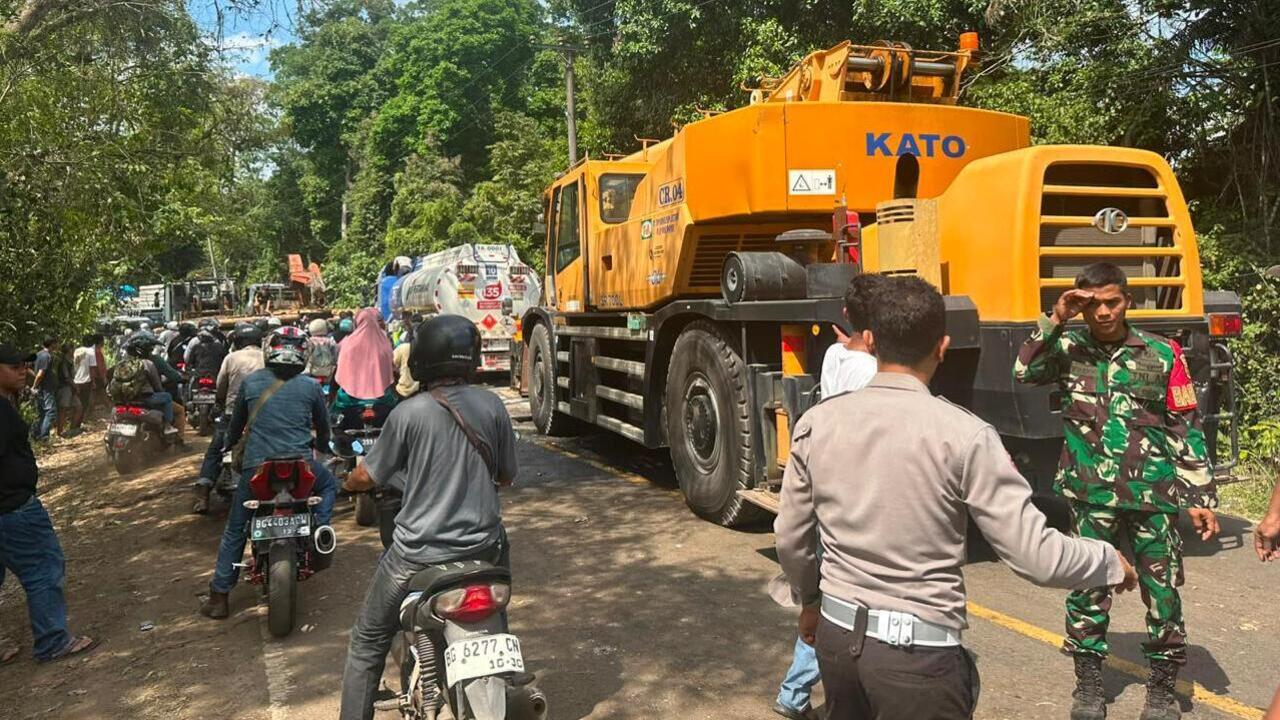 Truk Tangki BBM Terguling, Timbulkan Akibatkan Kemacetan