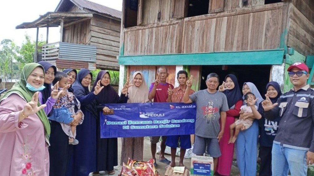 XL Axiata Salurkan Donasi ke Warga Terdampak Banjir dan Erupsi Gunung Marapi