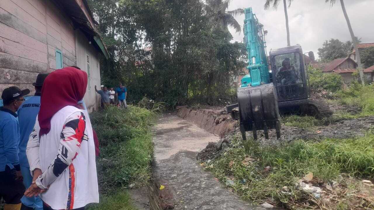 Atasi Banjir Mangga Besar, Wali Kota Prabumulih H Arlan Turunkan Alat Berat Pribadi Keruk Sungai Jambat Akar