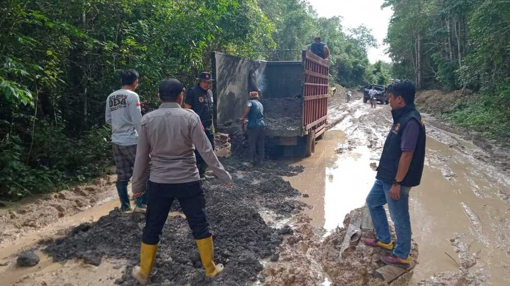 Manfaatkan Bongkaran Tol, Polisi dan Warga Gotong Royong Perbaiki Jalan Cengal-Sungai Jeruju 