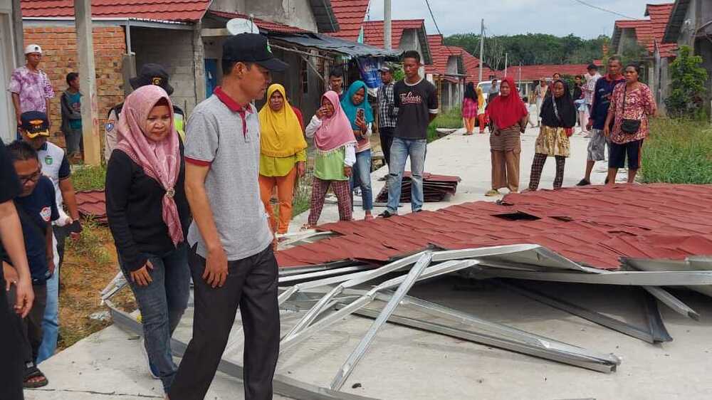 Tinjau Korban Angin Puting Beliung, Pj Wako Prabumulih: Kita Akan Perbaiki Seluruh Rumah yang Rusak