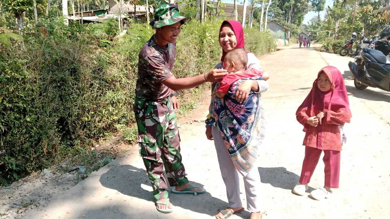 Sentuhan Tangan Lembut dibalik seragam Loreng