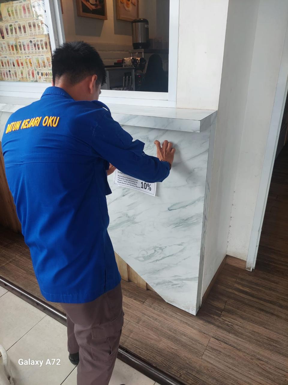 Kejari OKU Pasang Stiker Wajib Pajak 10 Persen di Restoran