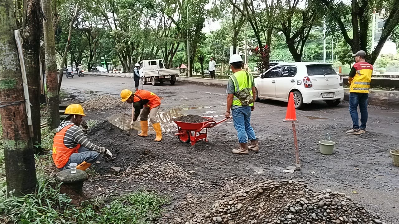 Keluhkan Jalinsum Dalam Kota Rusak Berlubang