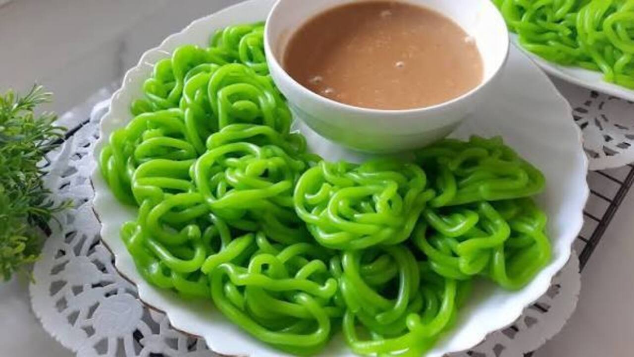 Kue Putu Mayang Tetap Bertahan di Tengah Gempuran Kuliner Modern
