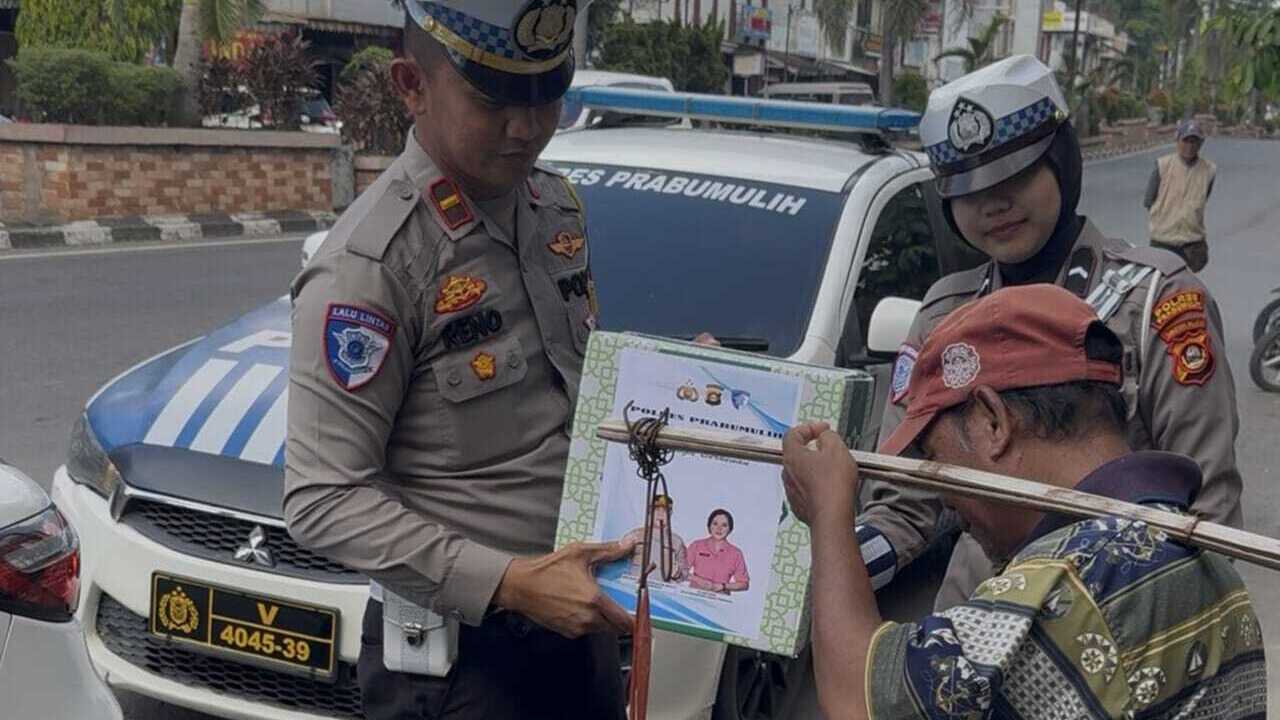 Polisi Humanis, Satlantas Prabumulih Salurkan Bansos Demi Jalin Kedekatan dengan Warga
