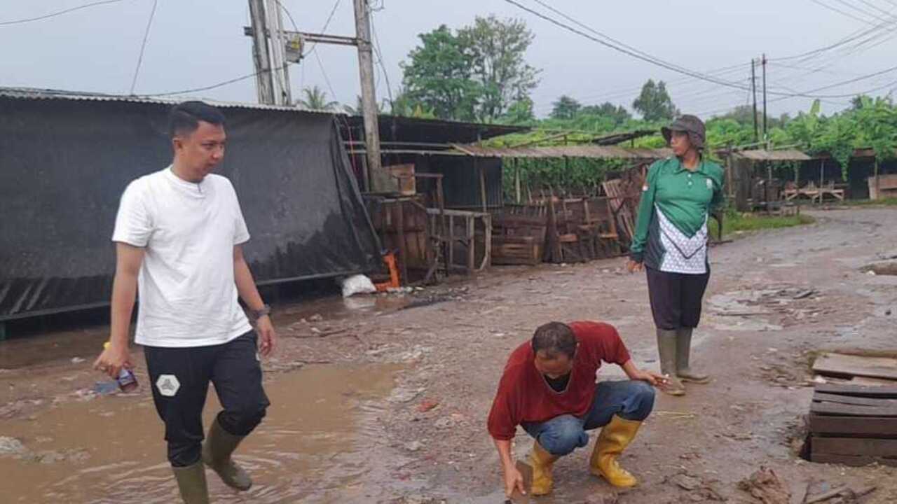 Lawan “Mager”, Camat Gandus Jalan Kaki Sisir Masalah Infrastruktur