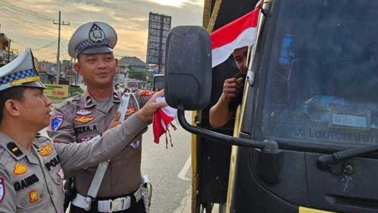 Kibarkan Semangat Nasionalisme, Polres Ogan Ilir Bagikan Bendera Merah Putih