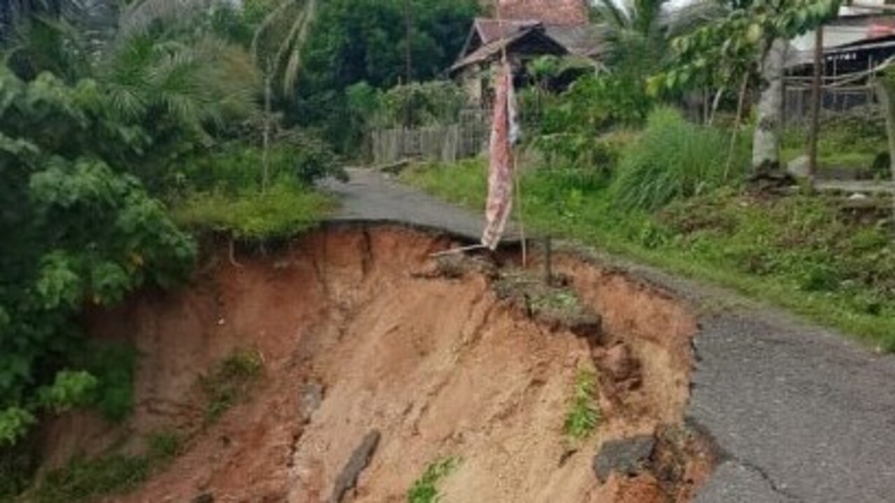 Jalan Lingkar di Desa Peninjauan Amblas Akibat Longsor