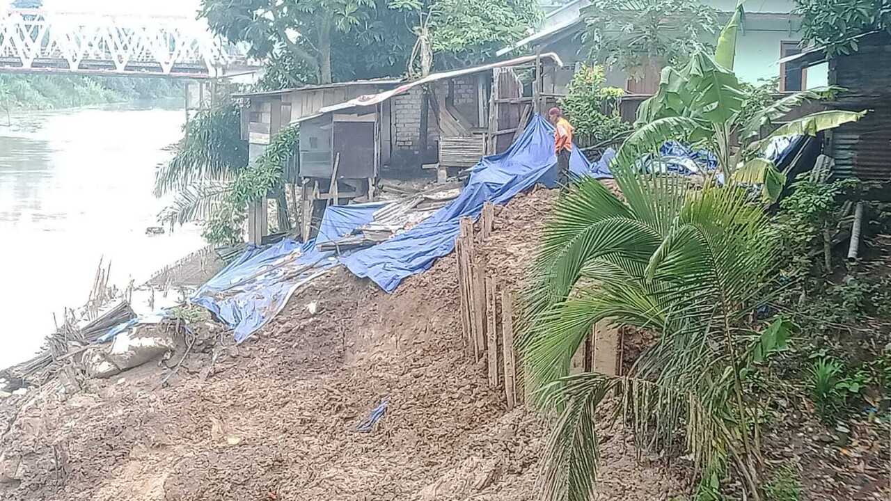 Longsor Ancam Rumah Warga Dampak Proyek Talud Sungai Enim