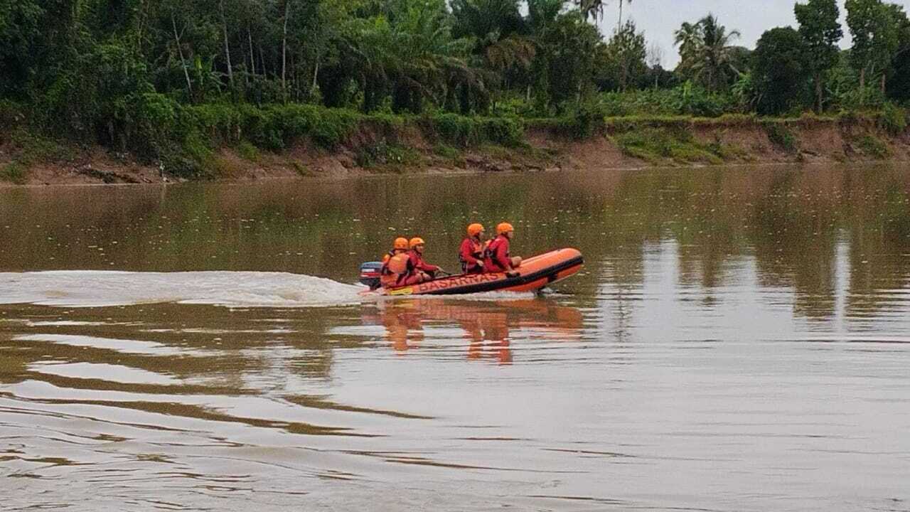 Dikejar Polisi, Reno Terjun ke Sungai dan Tenggelam