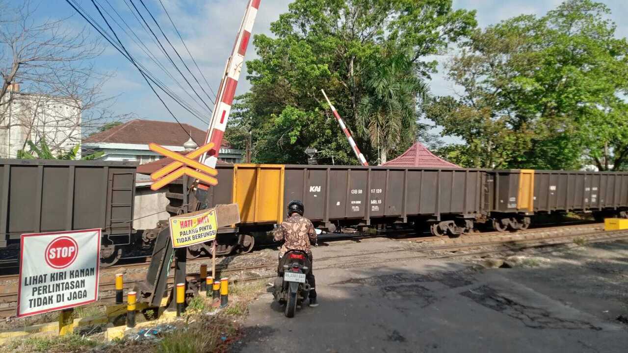 Bupati Edison Upayakan Penempatan Kembali Penjaga Perlintasan KA