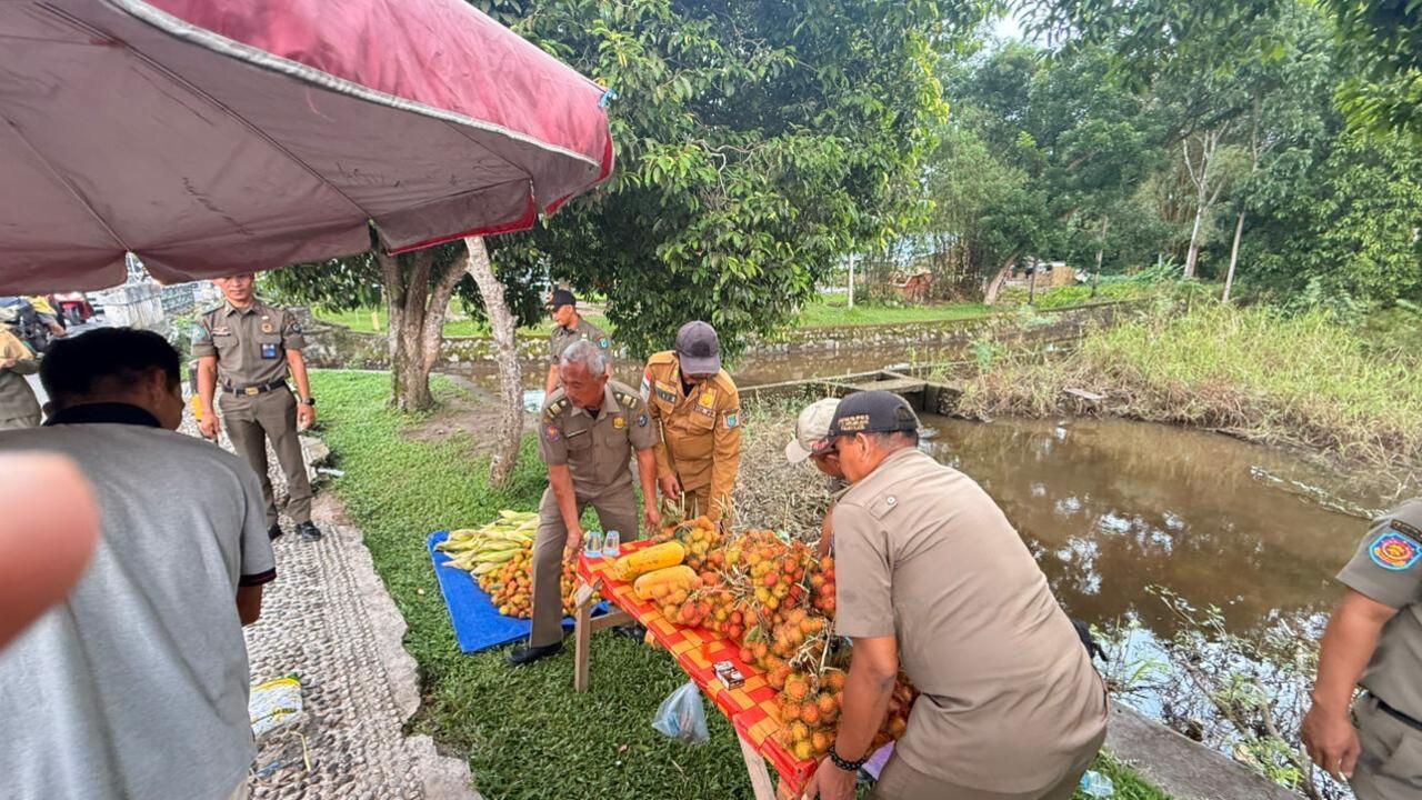 Satpol PP OKI Tertibkan Puluhan PKL yang Berjualan di Pinggir Jalan Protokol