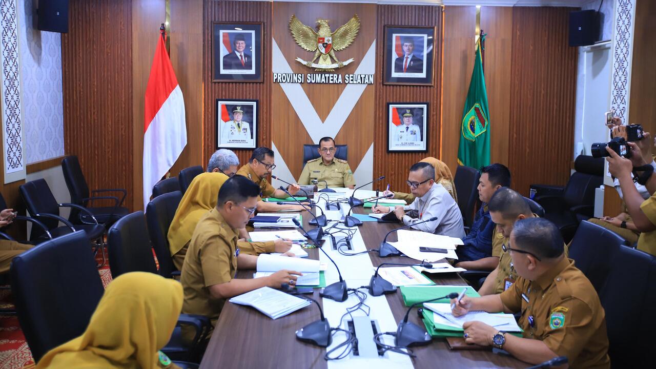 Sekda Sumsel edward candra Pimpin Rapat Bahas Usulan Kenaikan Hibah Parpol 2027