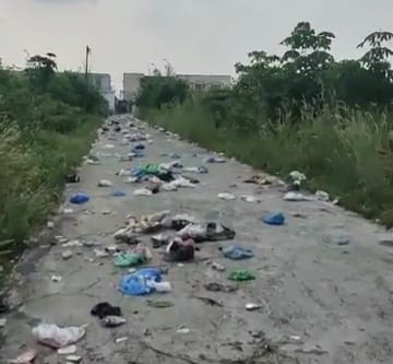 Sampah Menumpuk dan Berserakan di Tengah Jalan, Warga Gunung Ibul Resah