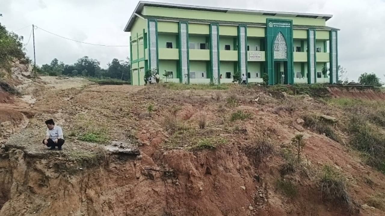 Minta Dibangunkan Jembatan Permanen