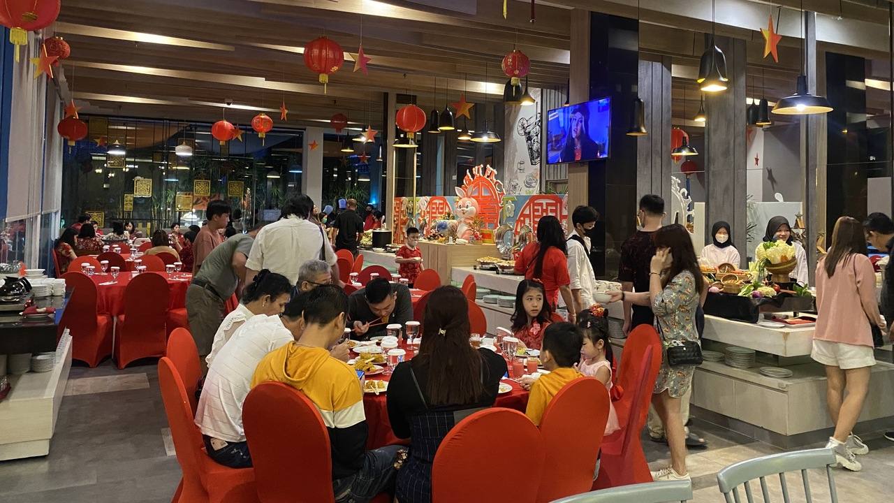 Rayakan Imlek 2025 dengan Buffet Mewah-Hiburan Seru di THE 1O1 Palembang Rajawali, Ada Lucky Angpao