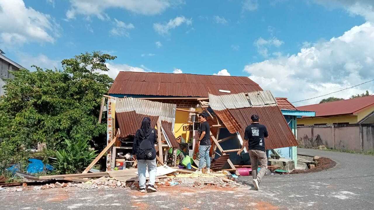 Diduga Tabung Gas Meledak, Rumah Warga di Baturip Roboh